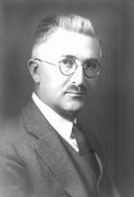 Ральф Винтон Лайон Хартли (англ. Ralph Vinton Lyon Hartley), родился 30 ноября 1888 г. в Ели, штате Невада, умер 1 мая 1970 г. Американский учёный-электронщик. Предложил генератор Хартли, преобразование Хартли и сделал вклад в теорию информации
